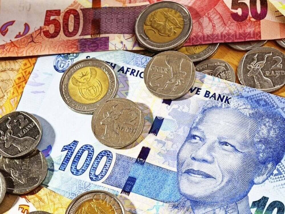 Tiền Nam Phi: tờ 50 và 100 rand, cùng nhiều đồng xu khác nhau, thể hiện hệ thống tiền tệ đất nước.