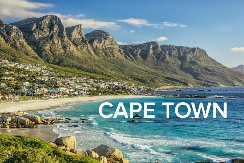 Khung cảnh tuyệt đẹp của bờ biển Cape Town với núi và biển xanh, nhấn mạnh vùng đất du lịch nổi tiếng Nam Phi.