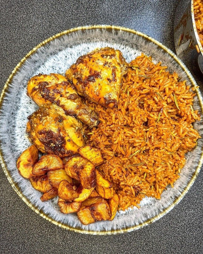 Cơm Jollof và súp egusi 