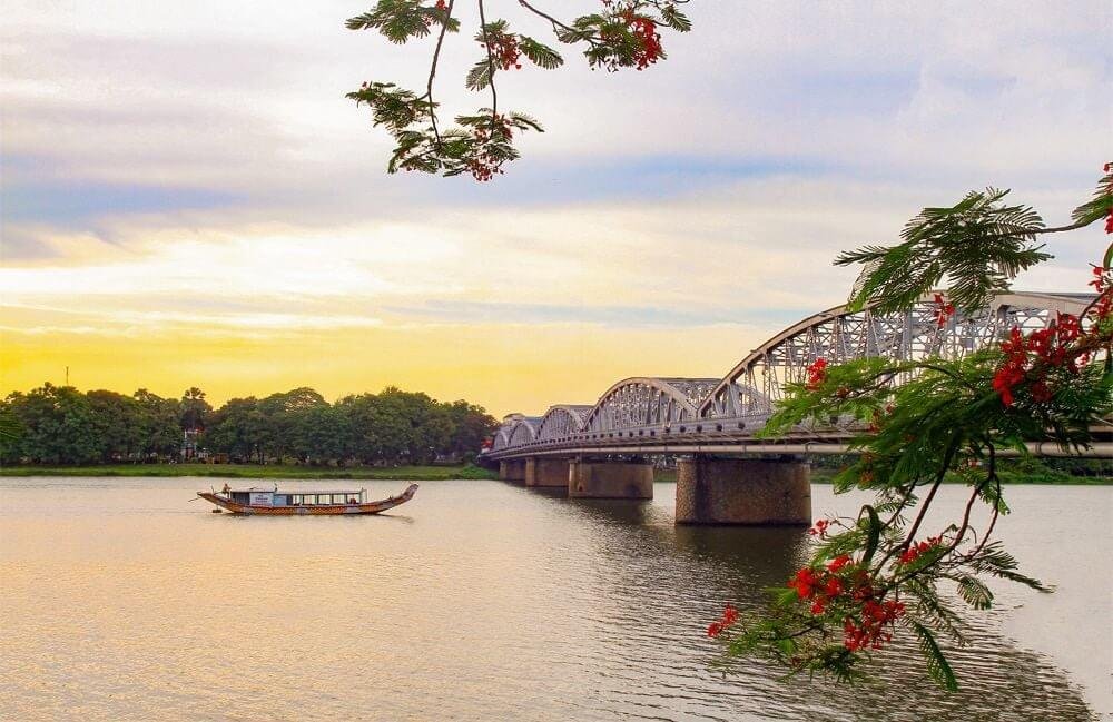 Cầu Trường Tiền khi xuân về