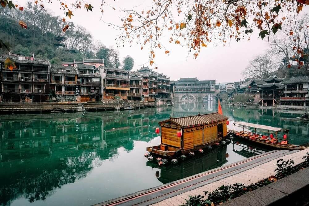 Đi theo tour phượng hoàng cổ trấn là lựa chọn an toàn