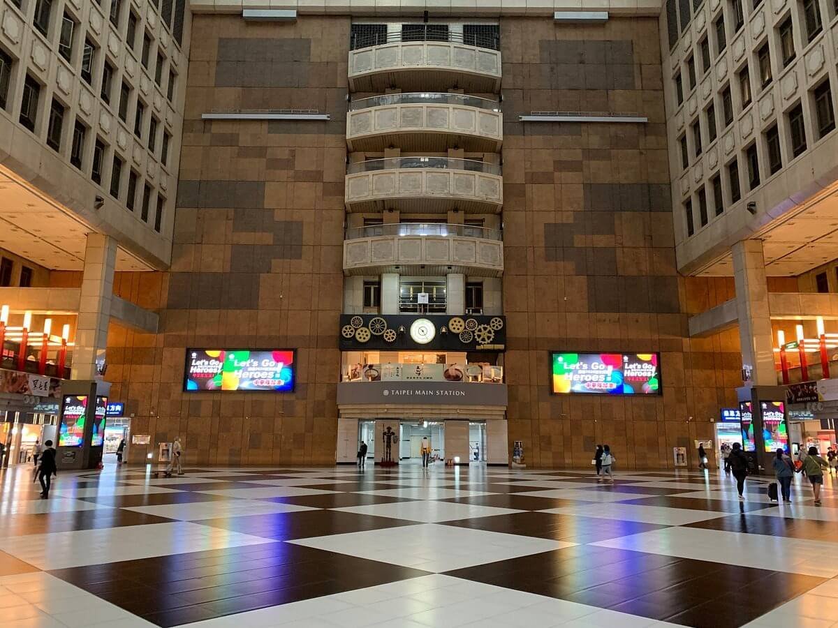 Du lịch Breeze Taipei Station đài loan 30/4