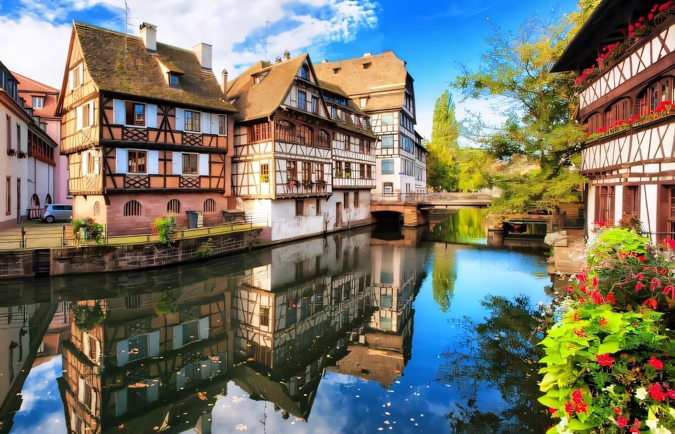 La Petite France nổi bật với những ngôi nhà gỗ khung rầm cổ truyền