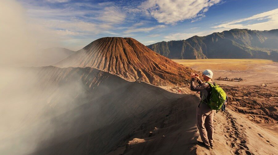 Leo núi lửa ở Indonesia