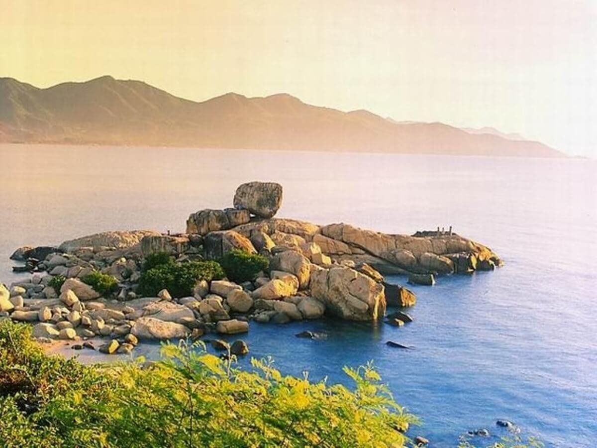 khánh hòa có gì đẹp: Hòn Chồng - Hòn Vợ