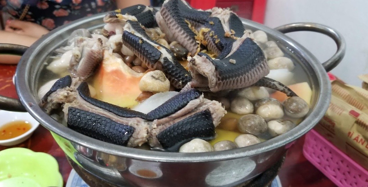 Bến Ninh Kiều có gì ngon: Lẩu rắn miền Tây