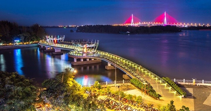 Check-in cầu đi bộ bến Ninh Kiều (cầu tình yêu Cần Thơ)