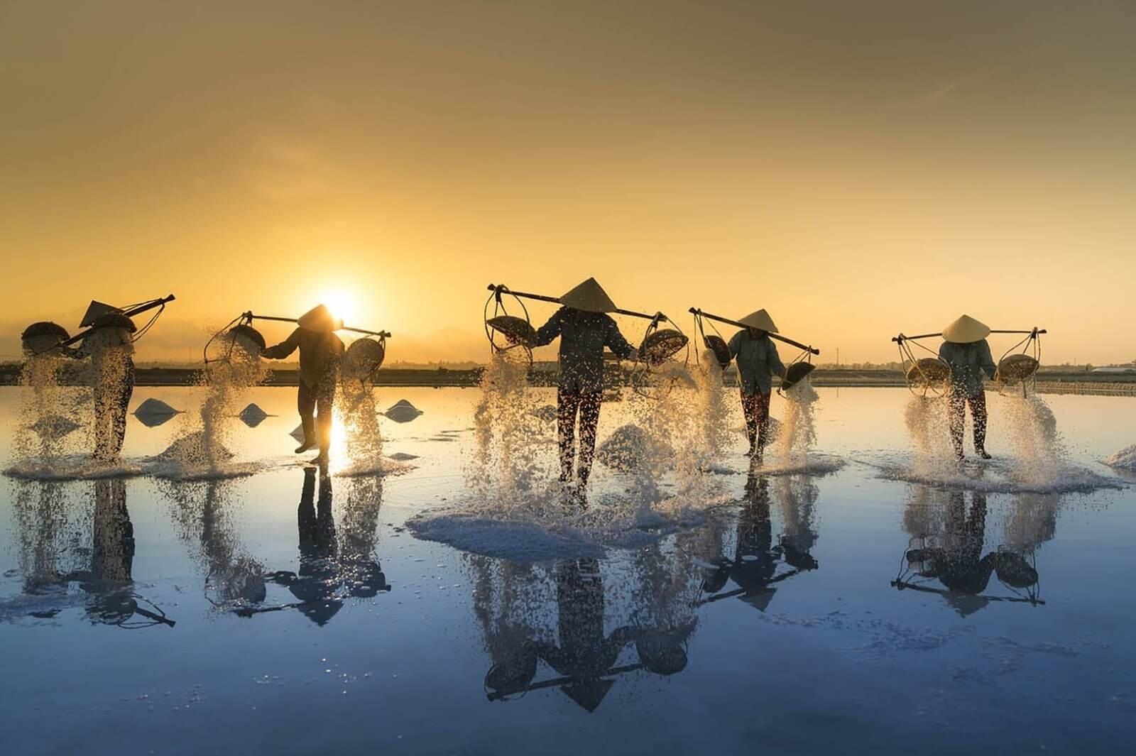 Khám phá vẻ đẹp làng nghề muối
