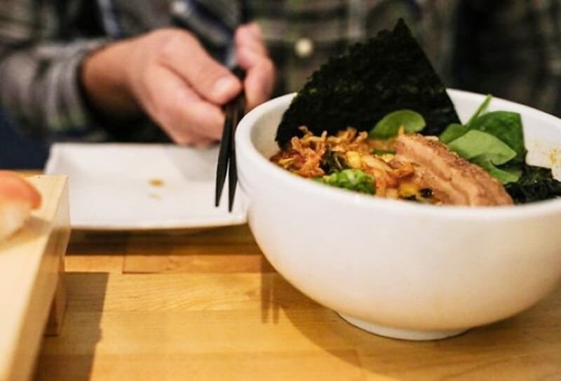 Không gõ đũa hoặc bát