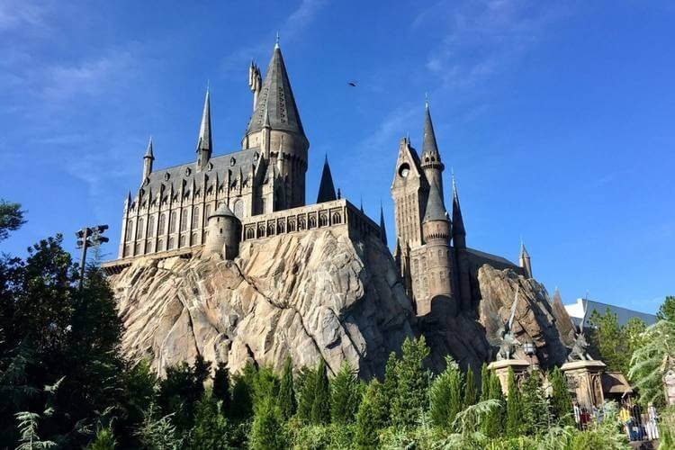 Lâu đài Hogwarts tọa lạc ở đâu?