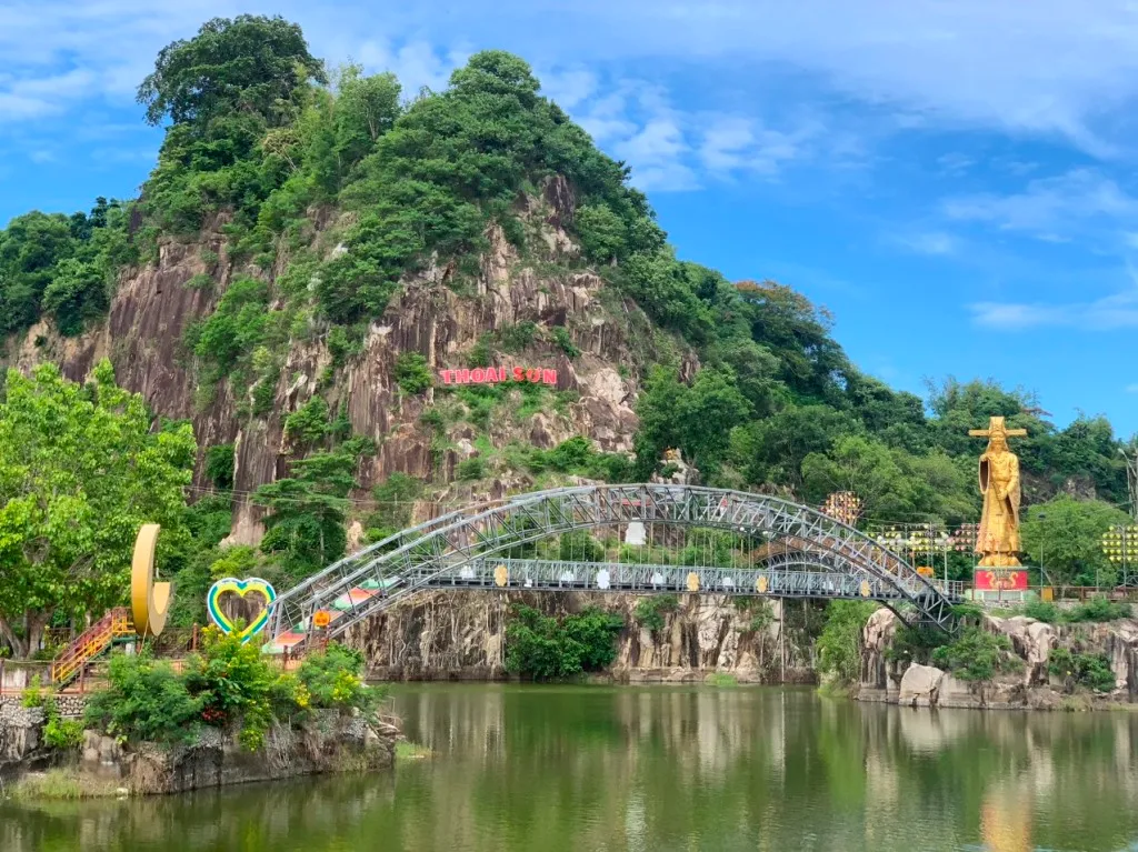 Khu du lịch Núi Sập
