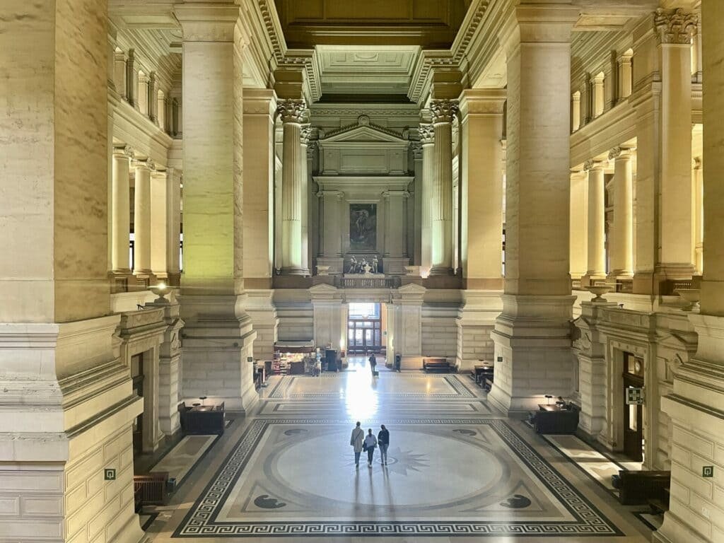 Lưu ý khi tham quan Palais de justice tại bỉ