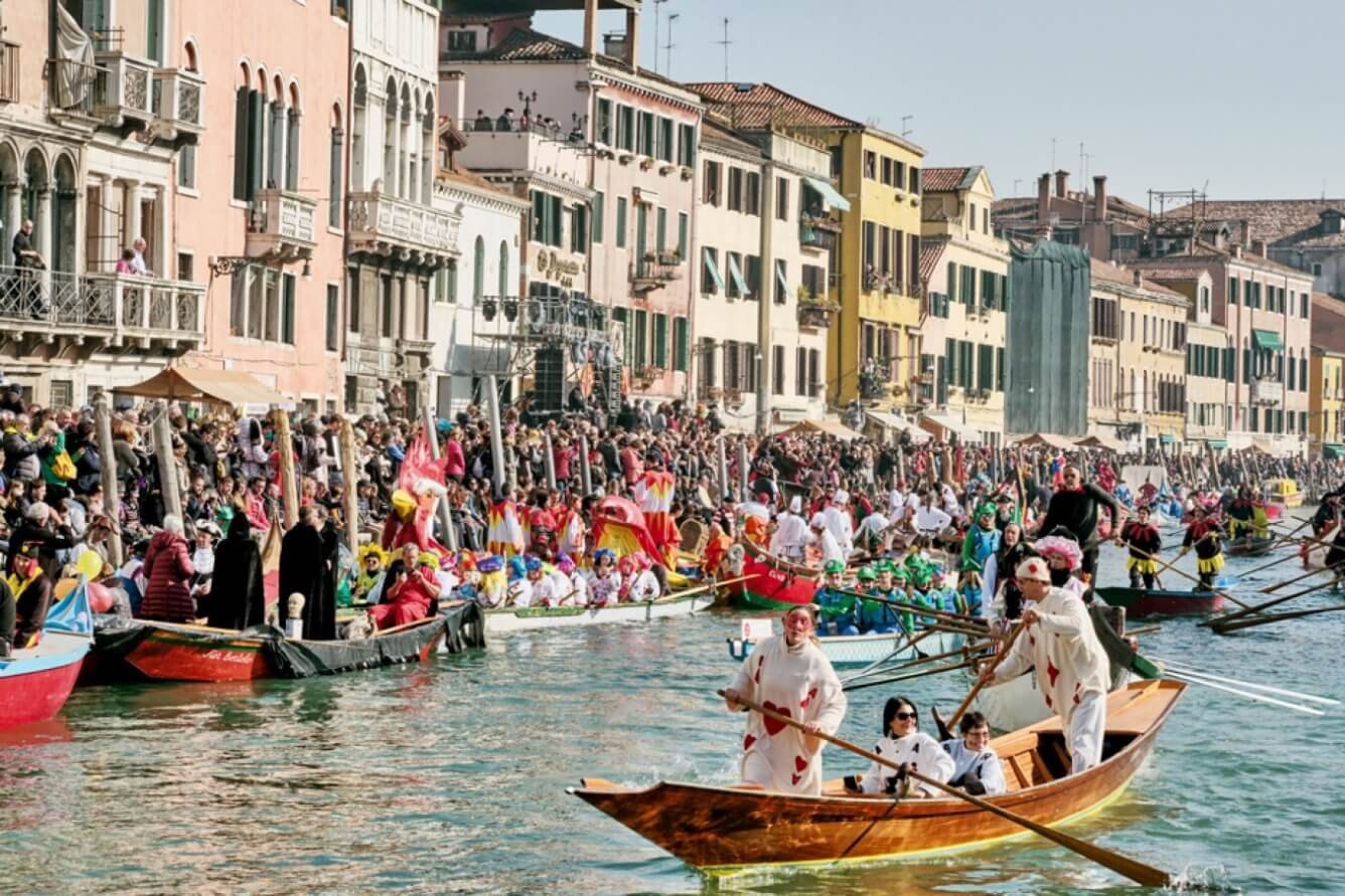 Tham gia lễ diễu hành Khai mạc Carnival Venice