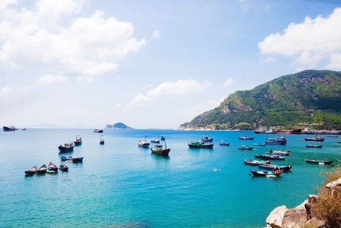 Tắm biển và tận hưởng cảnh sắc yên bình ở Vịnh Vũng Rô