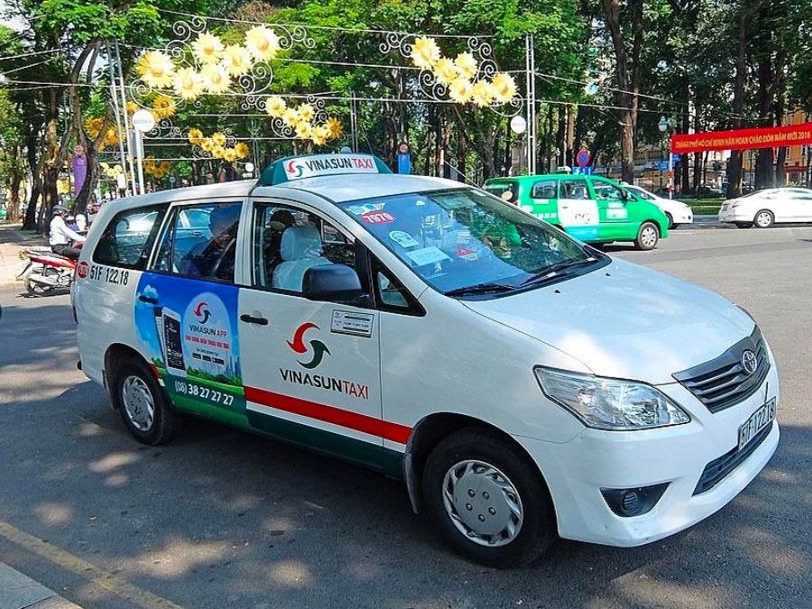 Xe taxi di chuyển tại Cà Mau