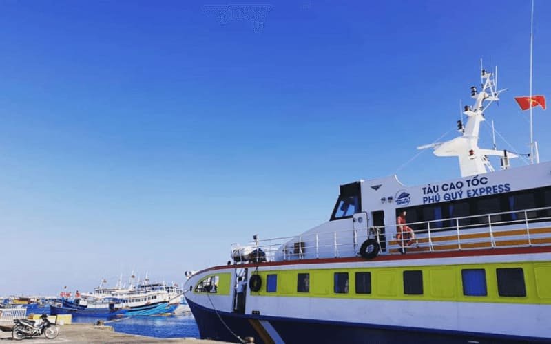 Đi tàu từ Phan Thiết đến đảo Phú Qúy