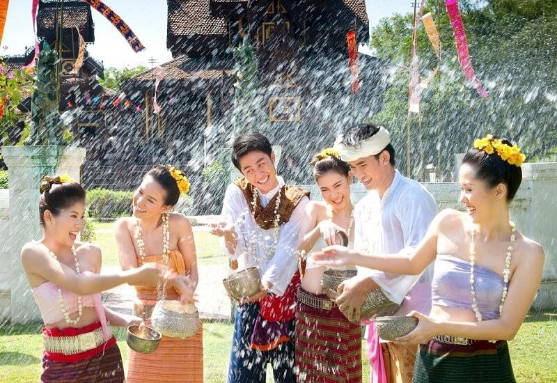 Lễ Hội Té Nước Lào (Bun Pi May): Trải Nghiệm Du Lịch Văn Hoá Độc Đáo