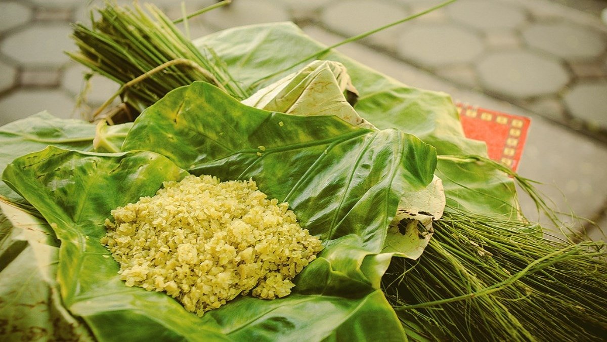 Cốm xanh tươi đặt trên lá sen tươi màu xanh, biểu tượng món ăn truyền thống của Hà Nội vào mùa thu.