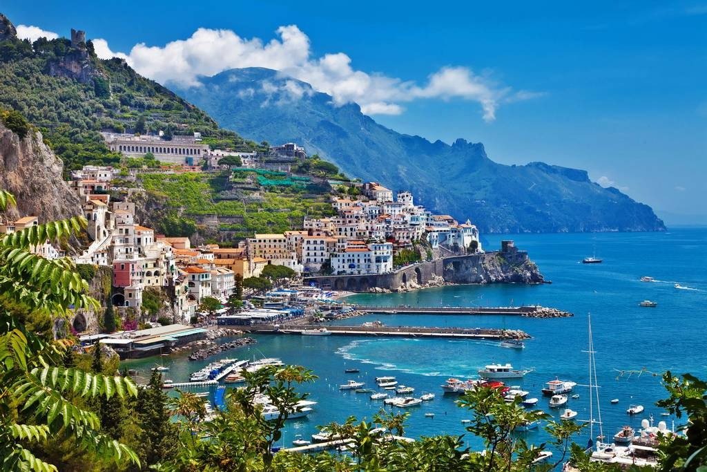 Bờ biển Amalfi tuyệt đẹp với các ngôi nhà màu sắc rực rỡ và bến thuyền bên đại dương xanh biếc.