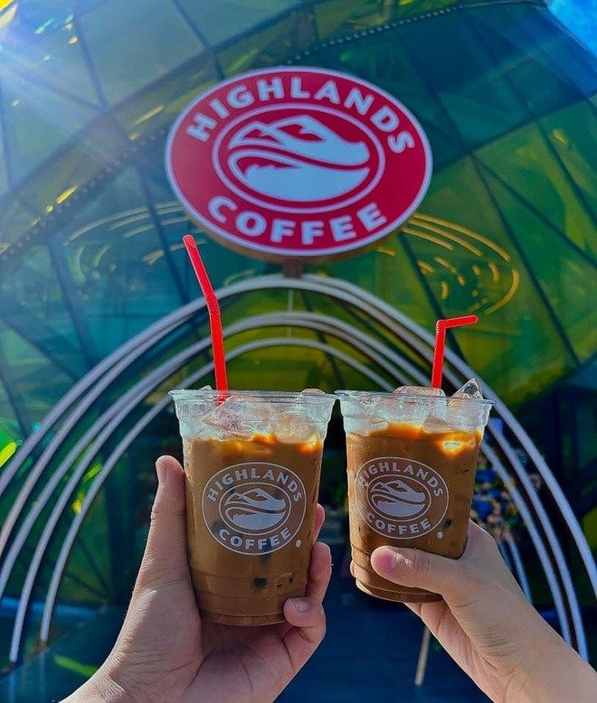 Hai ly cà phê Highlands trước tòa nhà kính xanh ở Đà Lạt tạo điểm nhấn cho trải nghiệm café thú vị.