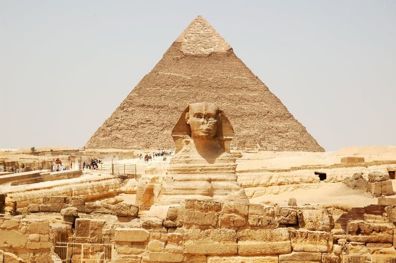 Tượng Nhân sư và Kim tự tháp Giza, Ai Cập, biểu tượng văn minh cổ đại dưới bầu trời xanh, điểm du lịch nổi tiếng.