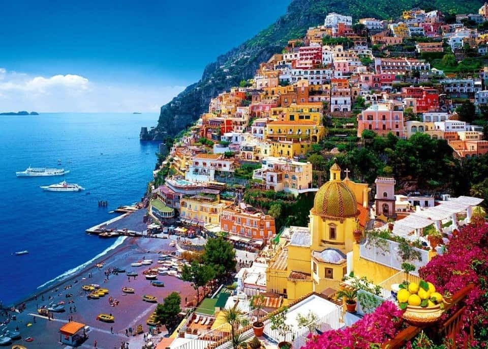 Thị trấn Positano nhấp nhô bên bờ biển xanh biếc với các ngôi nhà màu sắc rực rỡ và góc nhìn tuyệt đẹp.
