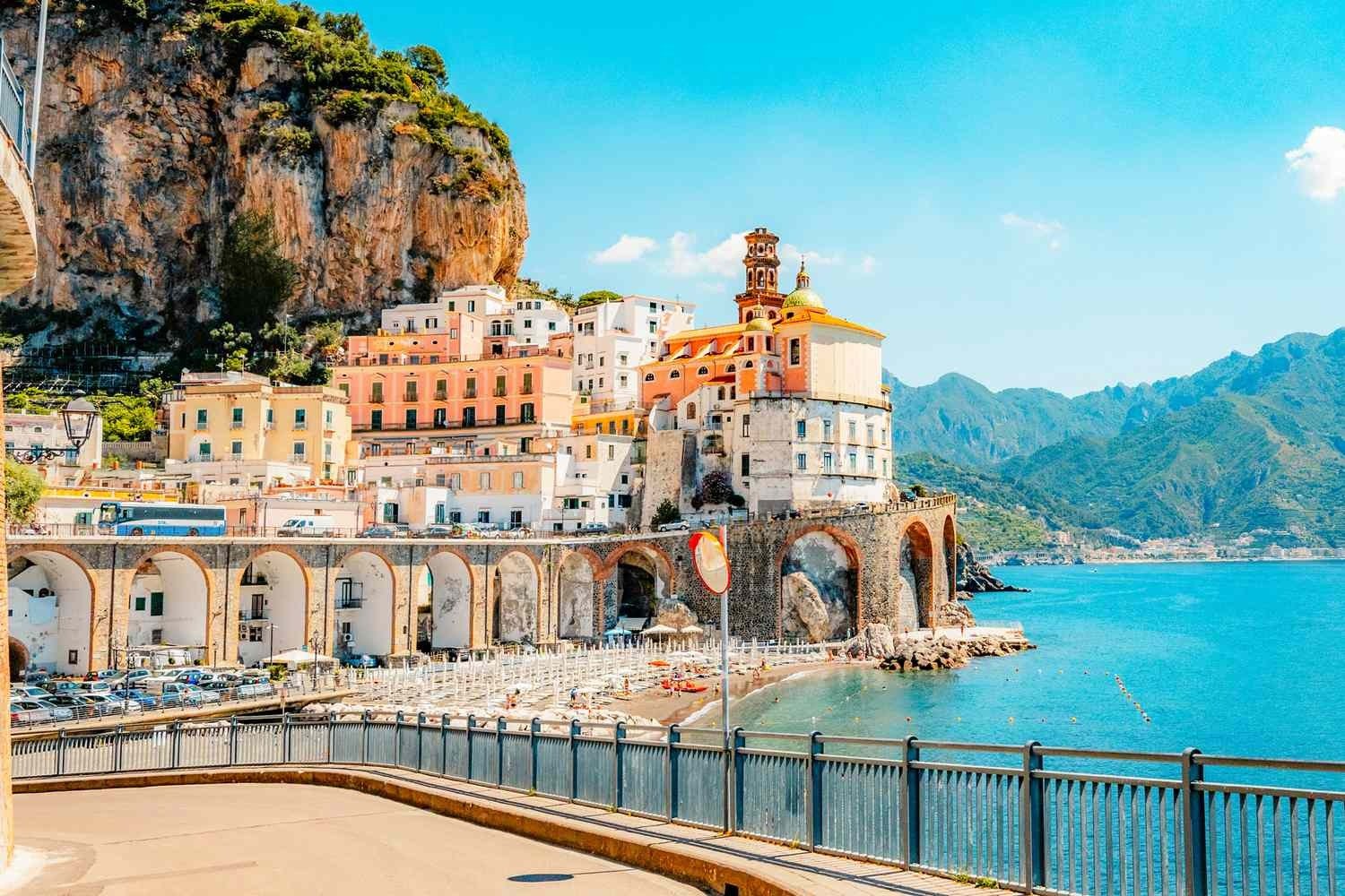 Vẻ đẹp ven biển Amalfi, Ý với các tòa nhà màu sắc rực rỡ nằm bên bờ biển xanh thẳm và núi non.