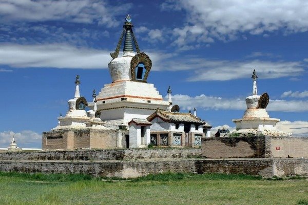 Tu viện Phật giáo cổ kính dưới bầu trời xanh tại Mongolia, nổi bật với kiến trúc độc đáo và lịch sử phong phú.
