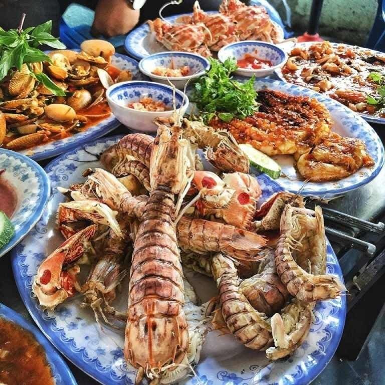 Thưởng thức ẩm thực địa phương