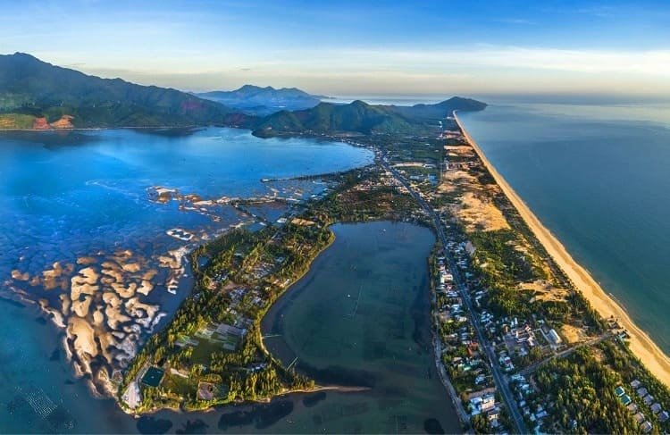 Đặc điểm nổi bật và vị trí của bãi biển Chân Mây