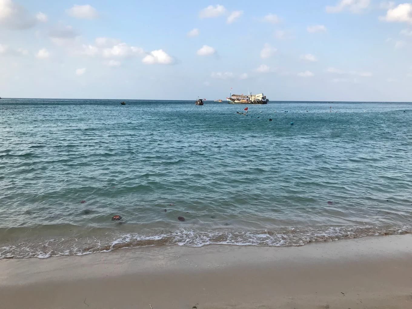 Thỏa sức tắm biển tại bãi Cây Mến trong xanh