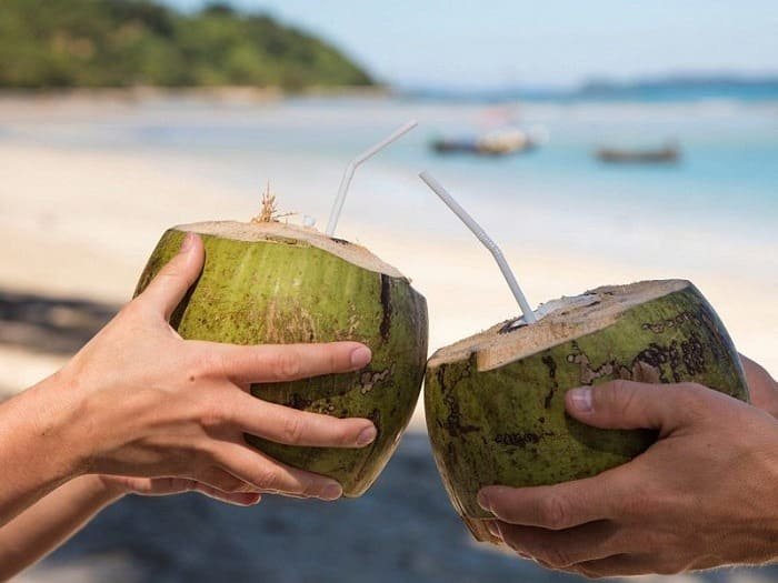 Thưởng thức dừa tươi đặc sản