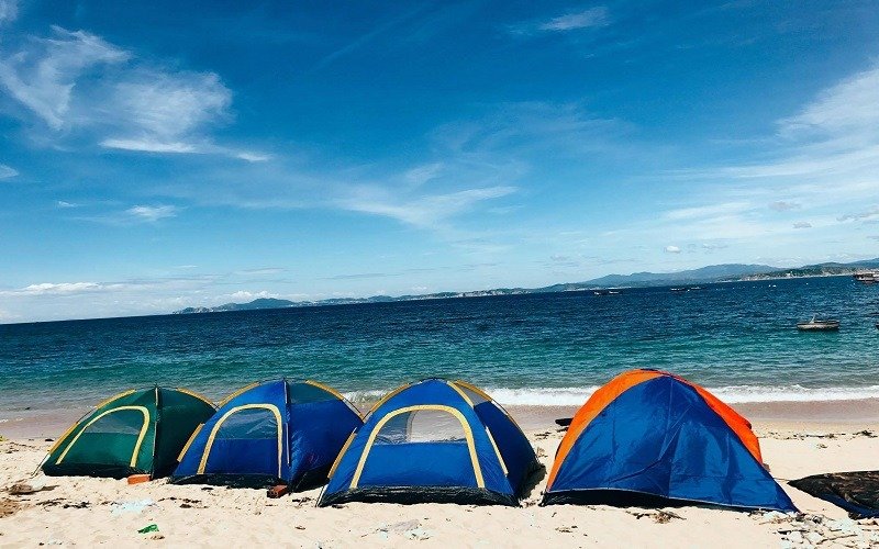 Cắm trại bên bờ biển