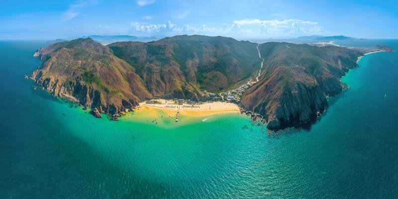 Toàn cảnh đẹp bình định với nước biển xanh biếc, bãi cát vàng và núi đồi, tạo nên khung cảnh thiên nhiên hùng vĩ.