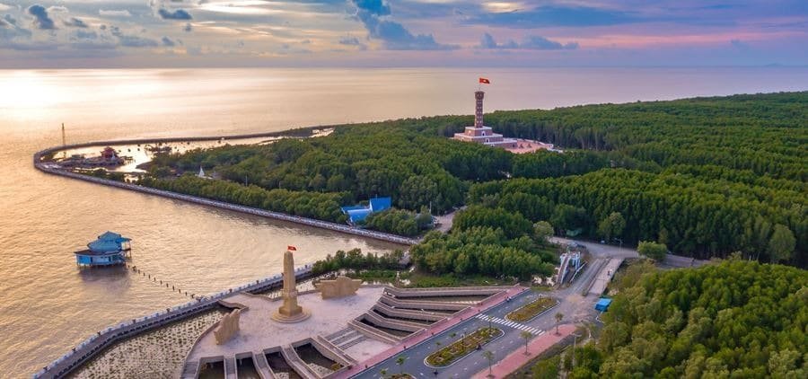 Khu du lịch Mũi Cà Mau với rừng xanh bát ngát và tượng đài cột mốc, điểm cực Nam Việt Nam.