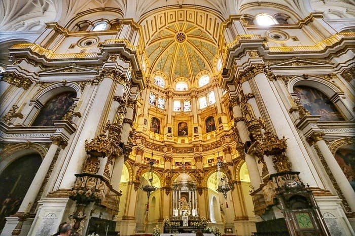 Thăm quan các nhà thờ quan trọng