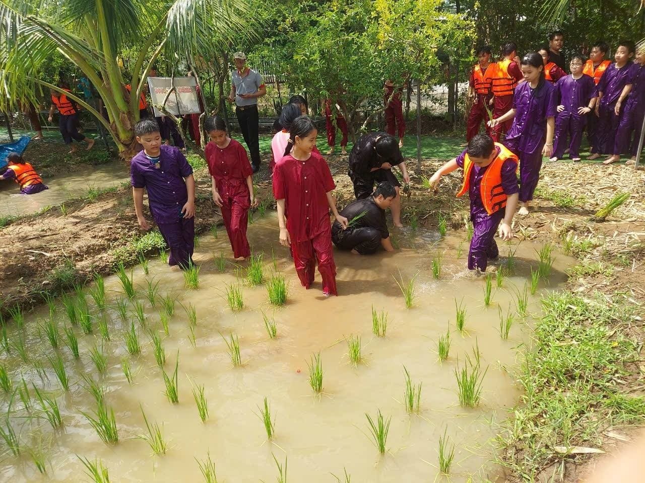 Hóa thân thành người nông dân