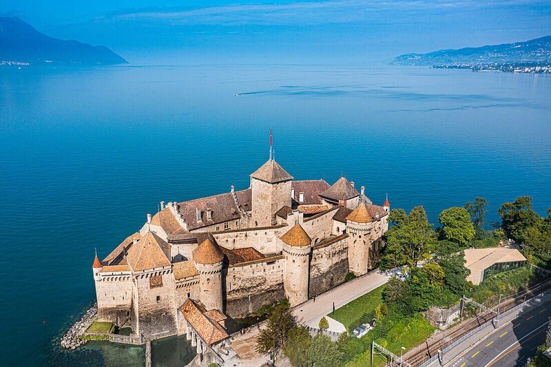 Lâu đài Chillon tuyệt đẹp trên hồ Geneva, Thụy Sĩ, nổi bật với kiến trúc cổ điển và khung cảnh thiên nhiên.